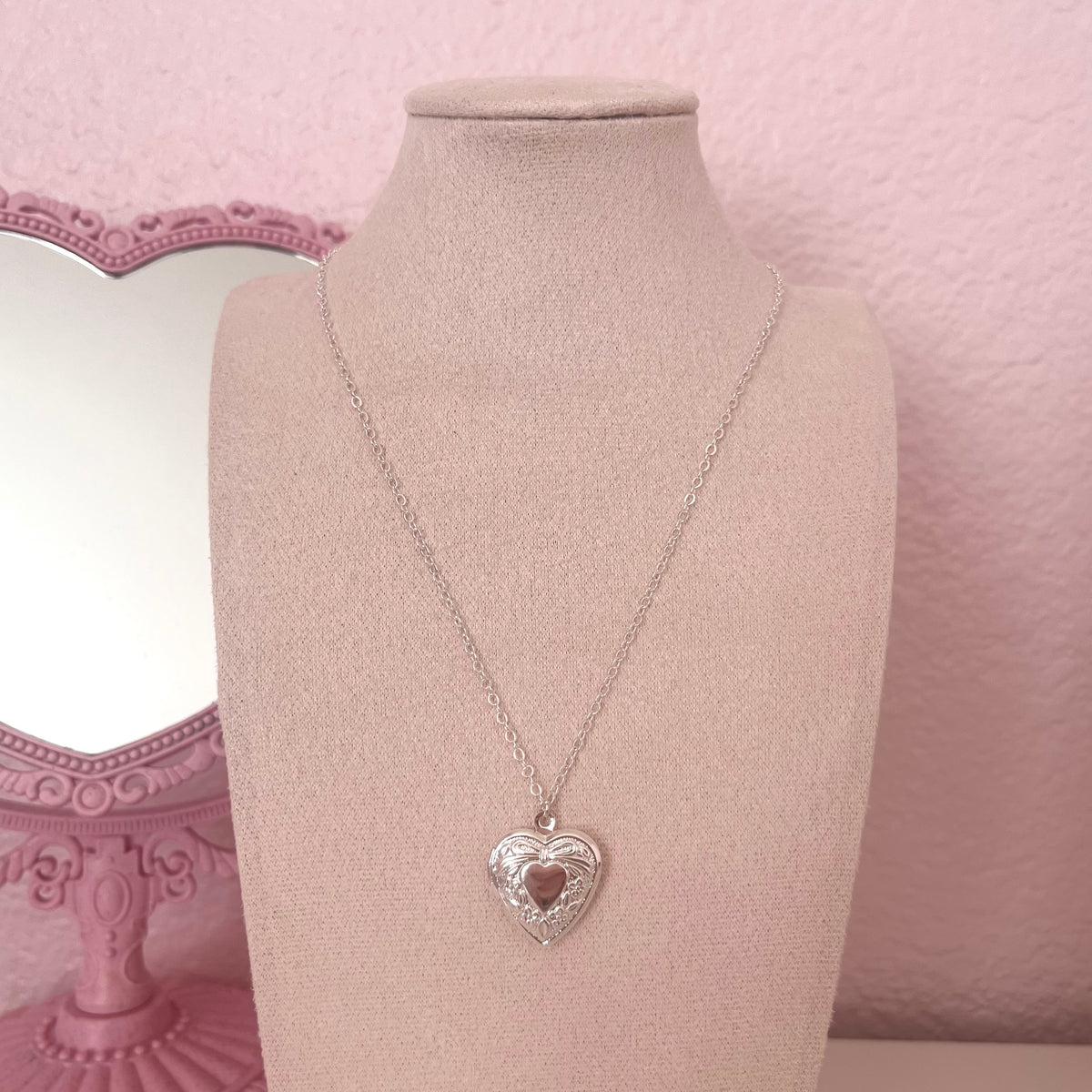 ♡ lovelace locket ♡